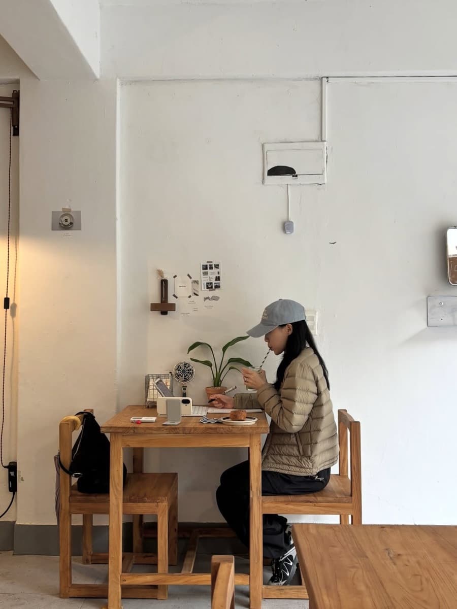 카페에서 작업 중인 사람